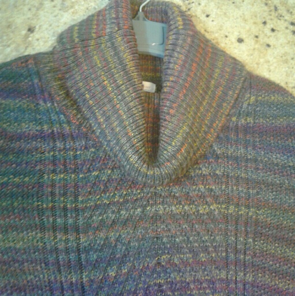 Woman's Sweater - Picture 2 of 8